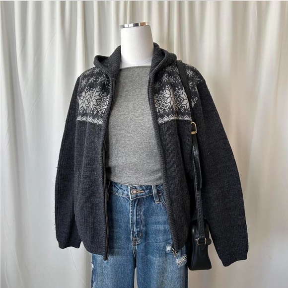 Woolrich Sweaters - WOOLRICH Fair Isle Snowflake pattern full-zip hooded wool sweater women’s Large.